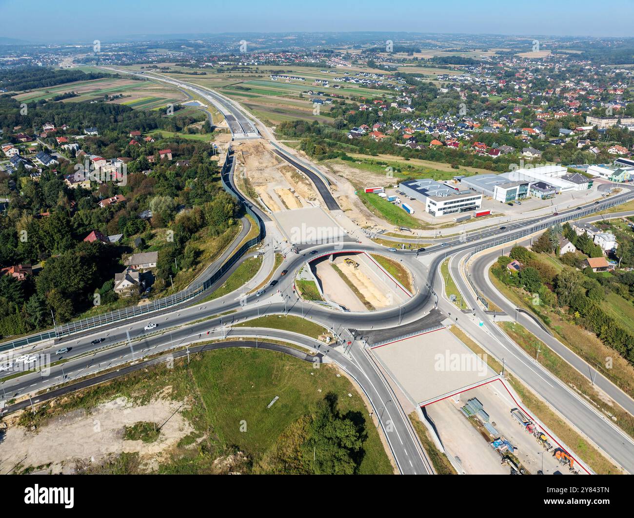 Cracovia, Polonia. Lo svincolo autostradale di Wegrzce è in costruzione sulla S53, parte della circonvallazione autostradale intorno a Cracovia. Rotatoria con un buco all'interno, viaduc Foto Stock Cracovia, Polonia. Lo svincolo autostradale di Wegrzce è in costruzione sulla S53, parte della circonvallazione autostradale intorno a Cracovia. Rotatoria con un buco all'interno, viaduc Foto Stock