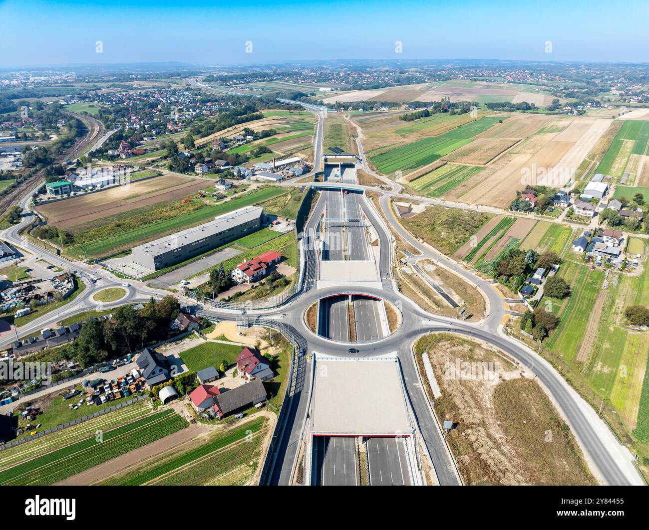 Cracovia, Polonia. Svincolo autostradale di Batowice in costruzione sulla S53. Parte della tangenziale intorno a Cracovia. Rotatoria con un buco all'interno, viadotto Foto Stock Cracovia, Polonia. Svincolo autostradale di Batowice in costruzione sulla S53. Parte della tangenziale intorno a Cracovia. Rotatoria con un buco all'interno, viadotto Foto Stock