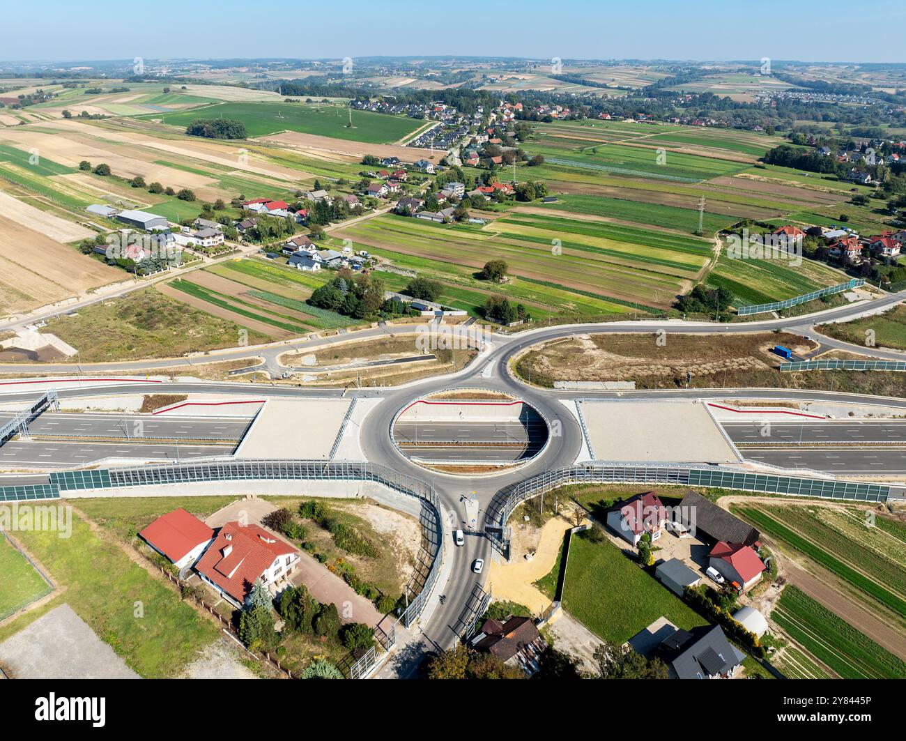 Cracovia, Polonia. Svincolo autostradale di Batowice in costruzione sulla S53. Parte della tangenziale intorno a Cracovia. Rotatoria con un buco all'interno, viad Foto Stock Cracovia, Polonia. Svincolo autostradale di Batowice in costruzione sulla S53. Parte della tangenziale intorno a Cracovia. Rotatoria con un buco all'interno, viad Foto Stock