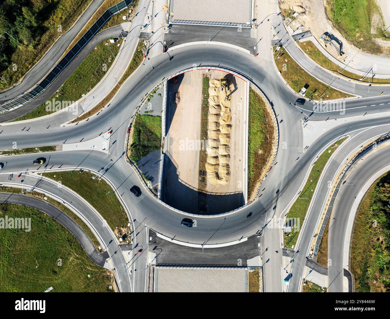 Cracovia, Polonia. Lo svincolo autostradale di Wegrzce è in costruzione sulla S53, parte della circonvallazione autostradale intorno a Cracovia. Rotatoria con un buco all'interno, viaduc Foto Stock Cracovia, Polonia. Lo svincolo autostradale di Wegrzce è in costruzione sulla S53, parte della circonvallazione autostradale intorno a Cracovia. Rotatoria con un buco all'interno, viaduc Foto Stock