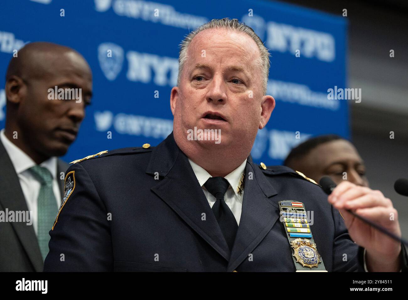 New York, Stati Uniti. 2 ottobre 2024. Il capo della pattuglia John Chell parla al centro operativo congiunto della polizia a New York il 2 ottobre 2024 durante il briefing sulla sicurezza della polizia di New York in previsione delle festività e del primo anniversario degli attacchi terroristici del 7 ottobre in Israele. Il sindaco Eric Adams, il Commissario di polizia Thomas G. Donlon e i dirigenti della polizia di New York hanno informato i media sulla preparazione per la sicurezza della gente di New York per le prossime due settimane. (Foto di Lev Radin/Sipa USA) credito: SIPA USA/Alamy Live News Foto Stock