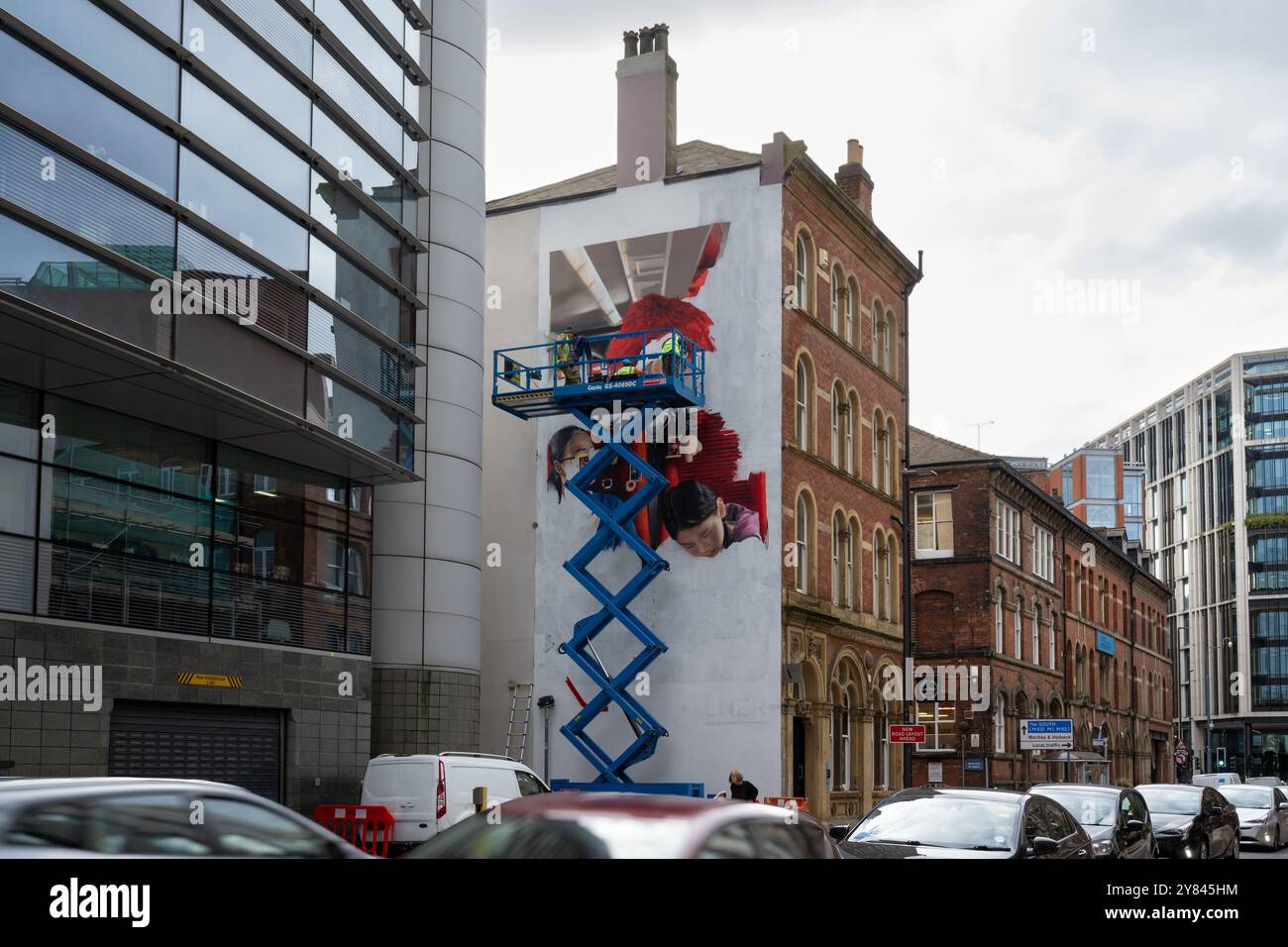 Murale pubblicitario con marchio LNER dipinto da Global Street Art, Aire Street, Leeds, West Yorkshire, Inghilterra, REGNO UNITO Foto Stock