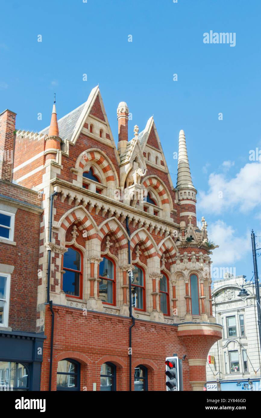 Dettaglio della facciata dell'edificio decorata con elefanti gotici con intricati mattoni rossi e beige e scultura ornata di elefanti in pietra sunderland Foto Stock