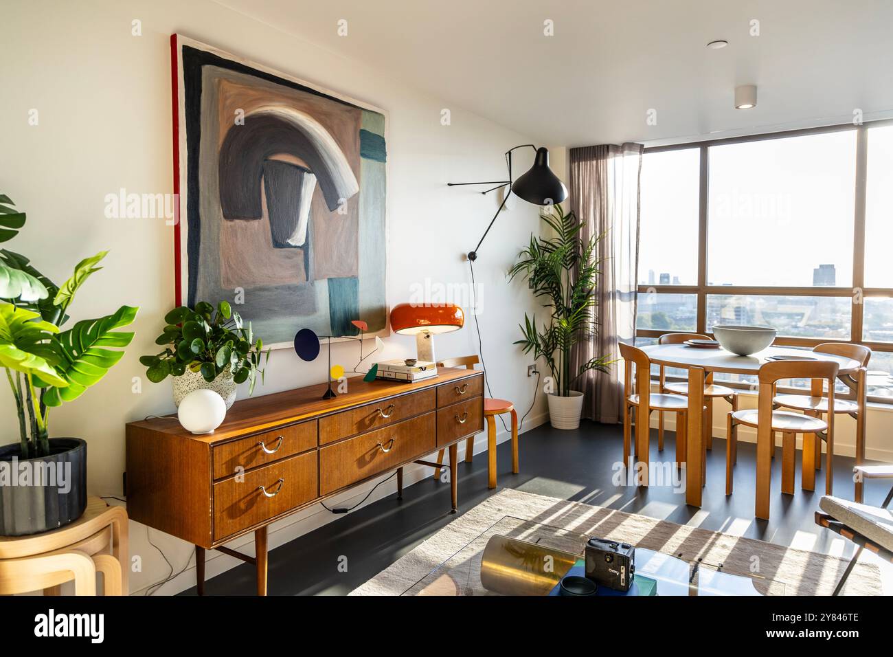Interno di un soggiorno ristrutturato all'interno della torre di Balfron Tower, una torre brutalista originariamente progettata da Ernő Goldfinger, Londra, Inghilterra Foto Stock