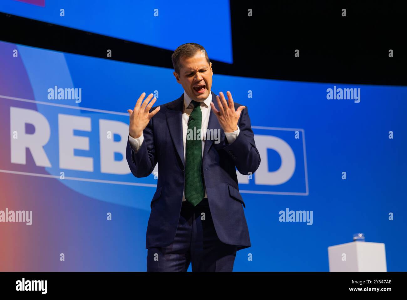 Birmingham, Regno Unito. 2 OTTOBRE 2024. La leadership speranzosa Robert Jenrick tiene il suo discorso finale di apertura per il candidato alla leadership mentre la conferenza del partito conservatore si è conclusa con i quattro potenziali candidati alla leadership che hanno tenuto discorsi finali sul palco in quella che è stata ampiamente vista come una corsa ristretta per guidare il partito Tory. Credito Milo Chandler/Alamy Live News Foto Stock