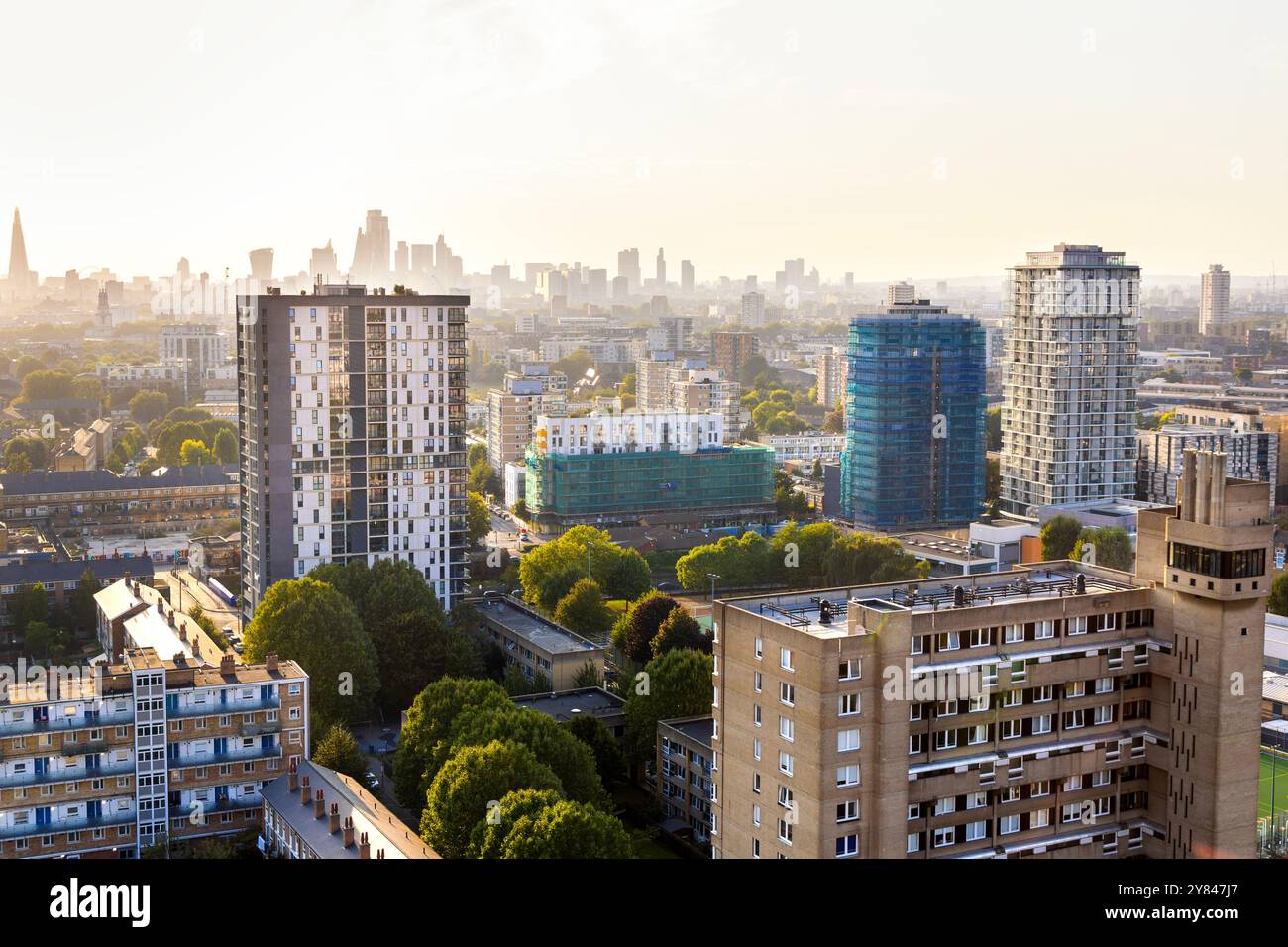 Vista della Glenkerry House, della Torre Panoramica, della High Line e della City di Londra dalla Balfron Tower, Londra, Inghilterra Foto Stock