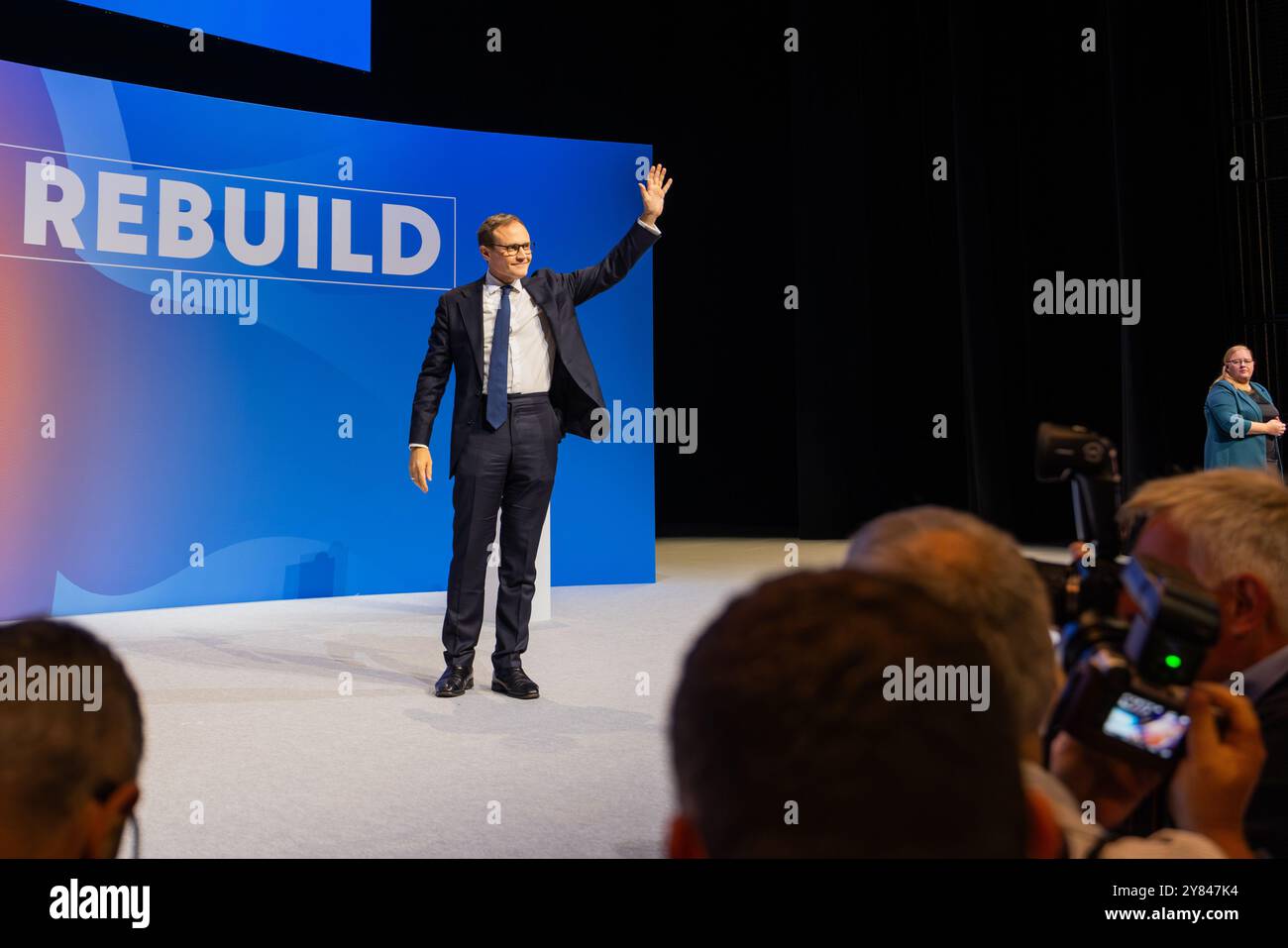 Birmingham, Regno Unito. 2 OTTOBRE 2024. Tom Tugenhat ondeggia dal palco mentre la conferenza del partito conservatore si è conclusa con i quattro potenziali candidati alla leadership che hanno tenuto discorsi finali sul palco in quella che è stata ampiamente vista come una corsa ristretta per guidare il partito Tory. Credito Milo Chandler/Alamy Live News Foto Stock