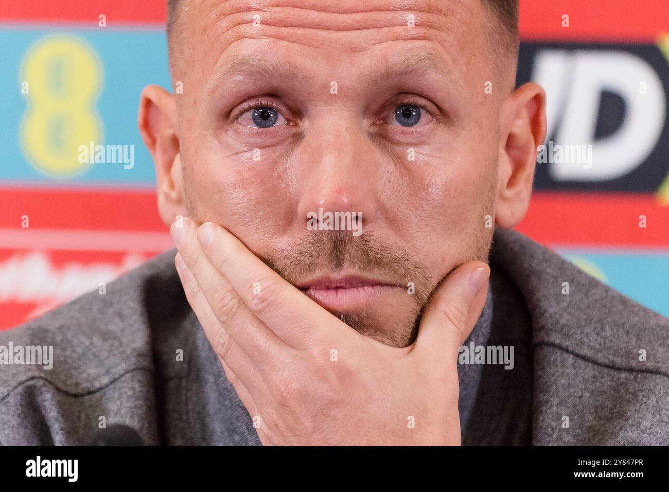 CARDIFF, REGNO UNITO. 2 ottobre 2024. Craig Bellamy, manager della nazionale gallese, annuncia la sua squadra per le prossime partite della UEFA Nations League 2025 contro Islanda e Montenegro (PIC di John Smith/FAW) Credit: Football Association of Wales/Alamy Live News Foto Stock