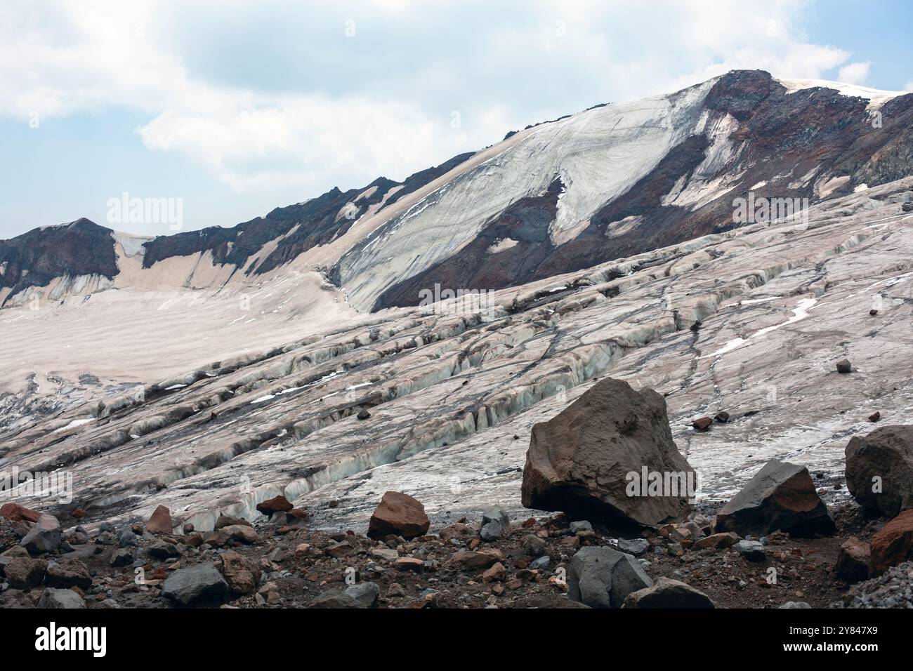 Fortezza glaciale: Il ghiacciaio intaglia intricati motivi nella roccia, rivelando la bellezza grezza del mondo naturale. Foto Stock