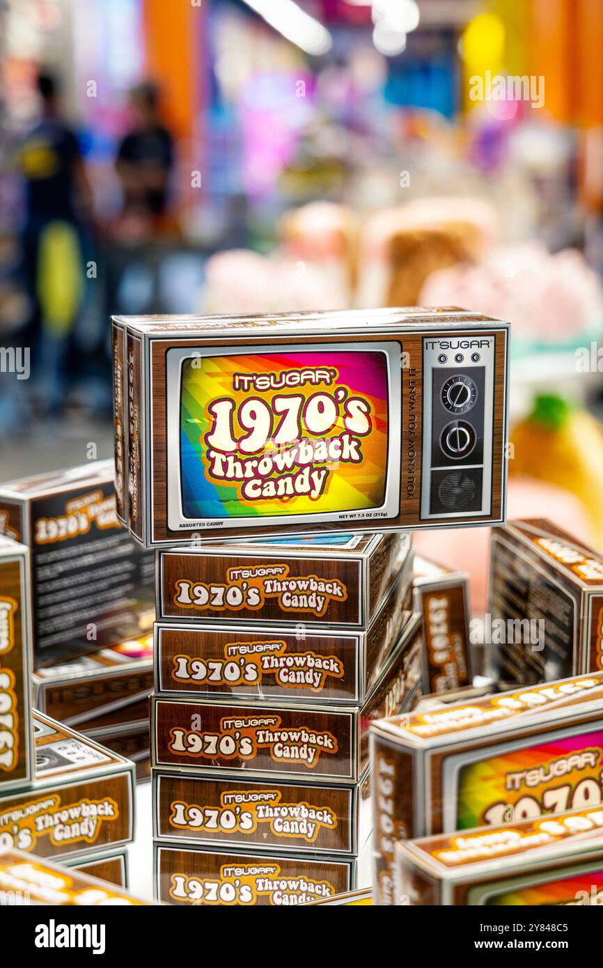 Scatole di caramelle degli anni '1970 all'IT'SUGAR Candy Store, Bayside Marketplace, Miami, Florida, Stati Uniti Foto Stock