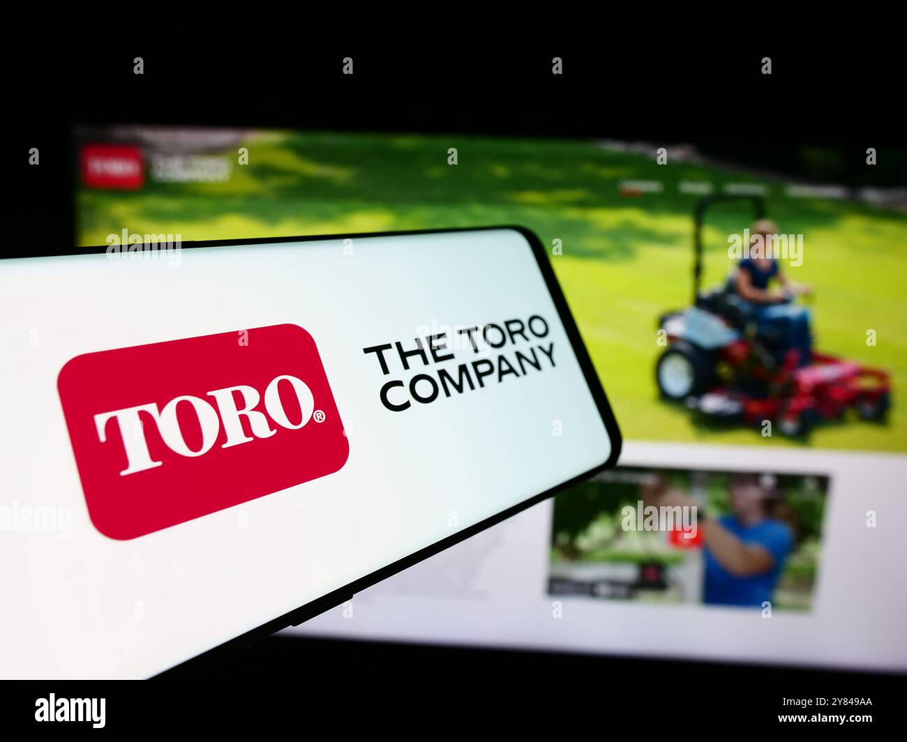 In questa illustrazione fotografica, uno smartphone con il logo dell'azienda americana di rasaerba The Toro Company è visibile davanti al sito Web aziendale. Foto Stock