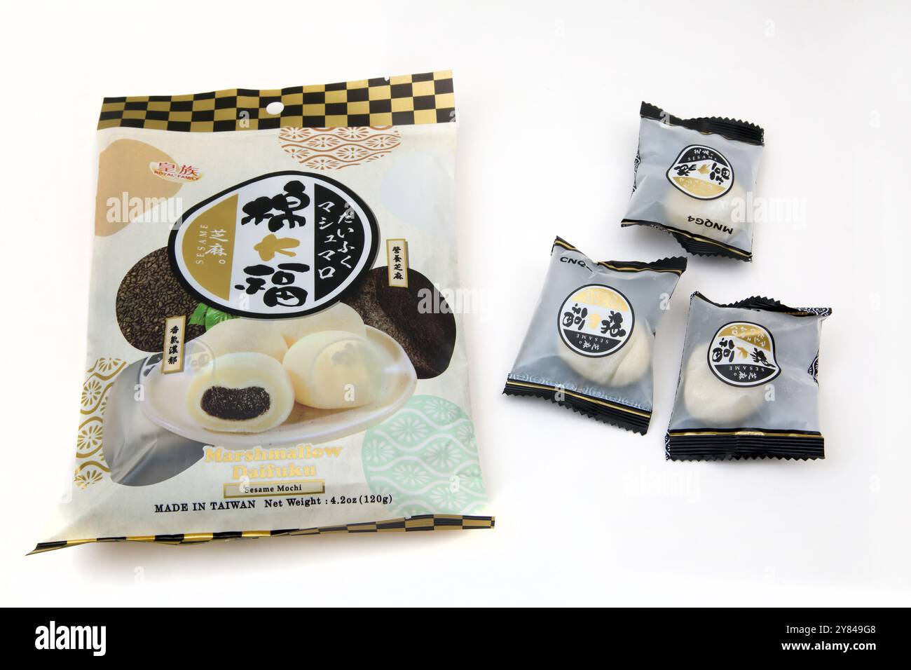 Famiglia reale Marshmallow Daifuku Giapponese Sesamo Mochi realizzato con Mochigome e pasta di sesamo prodotto a Taiwan Foto Stock