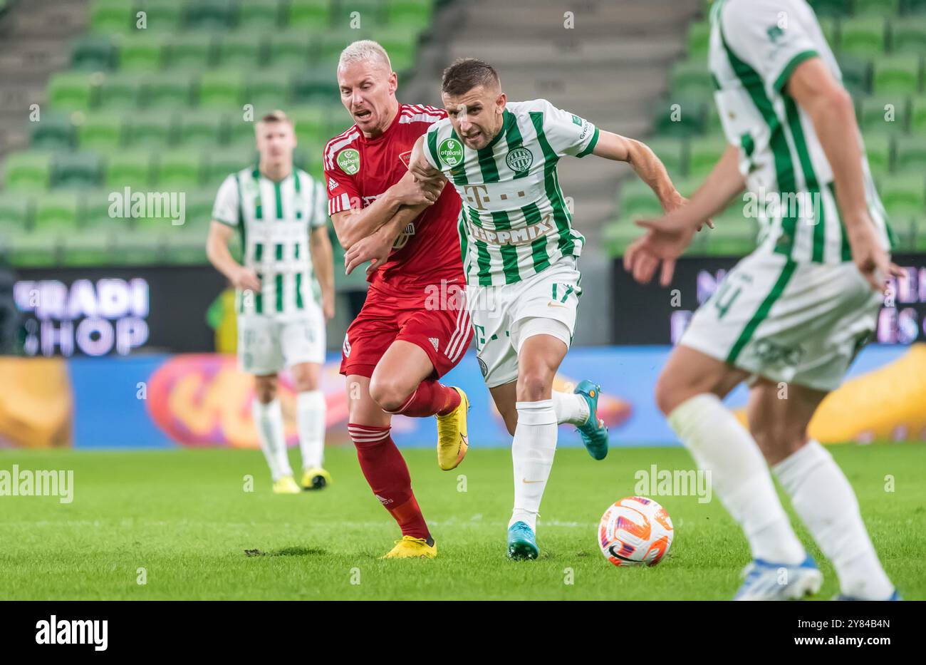 Budapest, Ungheria – 9 ottobre 2022. L'ala di Debrecen Balazs Dzsudzsak e il difensore di Ferencvaros Eldar Civic durante la partita di Liga ungherese Ferencvaros vs Foto Stock