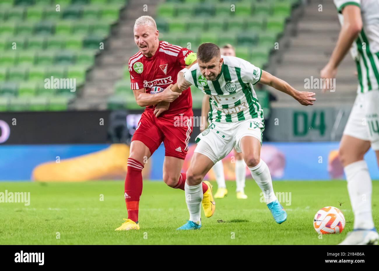 Budapest, Ungheria – 9 ottobre 2022. L'ala di Debrecen Balazs Dzsudzsak e il difensore di Ferencvaros Eldar Civic durante la partita di Liga ungherese Ferencvaros vs Foto Stock