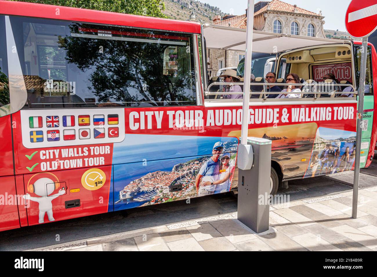 Dubrovnik, Croazia, città vecchia, via Brsalje, punto di prelievo con audioguida, lingue delle bandiere, Balcani croati Europa europea, i visitatori viaggiano in tr Foto Stock
