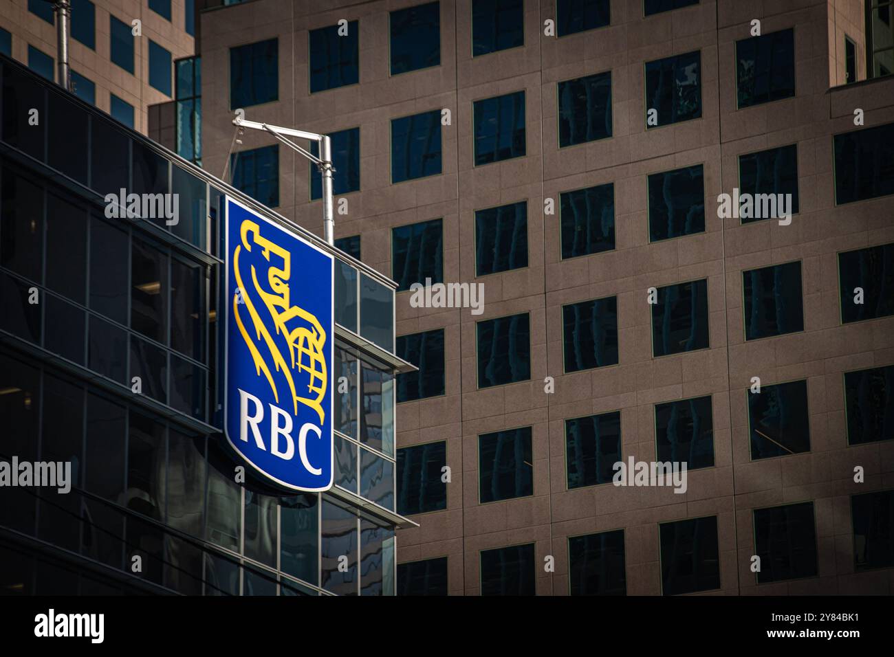Simbolo RBC visualizzato sull'edificio. La Royal Bank of Canada è un istituto finanziario canadese che fornisce una gamma di servizi bancari e finanziari Foto Stock