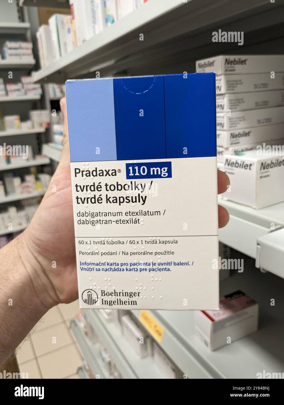 Praga, Repubblica Ceca - agosto 28 2024: Scatola di PRADAXA con sostanza attiva etexilato dabigatran di Boehringer Ingelheim, utilizzata per l'ictus Foto Stock