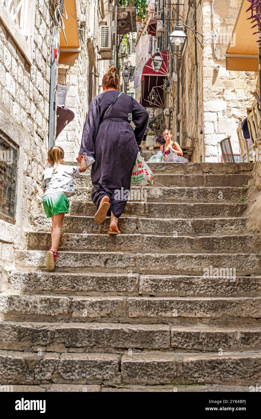 Dubrovnik Croazia, città vecchia, madre figlia ragazza, tenersi per mano, salire gradini, Balcani croati Europa europea, i visitatori viaggiano per Foto Stock