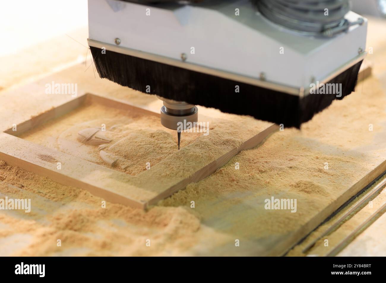 Intaglio del legno con fresatrice CNC a 3 assi industriale. Processo di incisione automatizzato. Messa a fuoco selettiva. Foto Stock