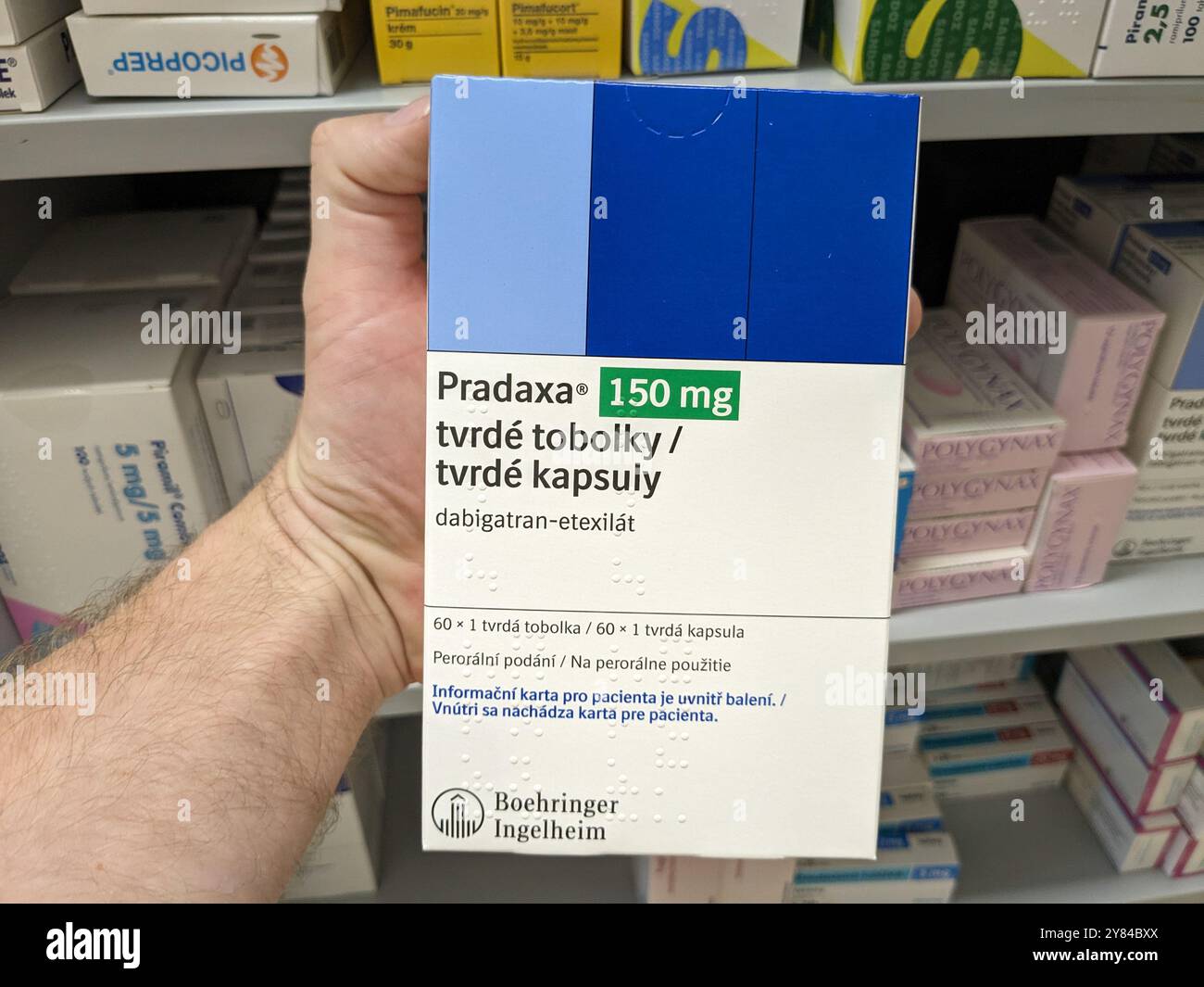 Praga, Repubblica Ceca - agosto 28 2024: Scatola di PRADAXA con sostanza attiva etexilato dabigatran di Boehringer Ingelheim, utilizzata per l'ictus Foto Stock