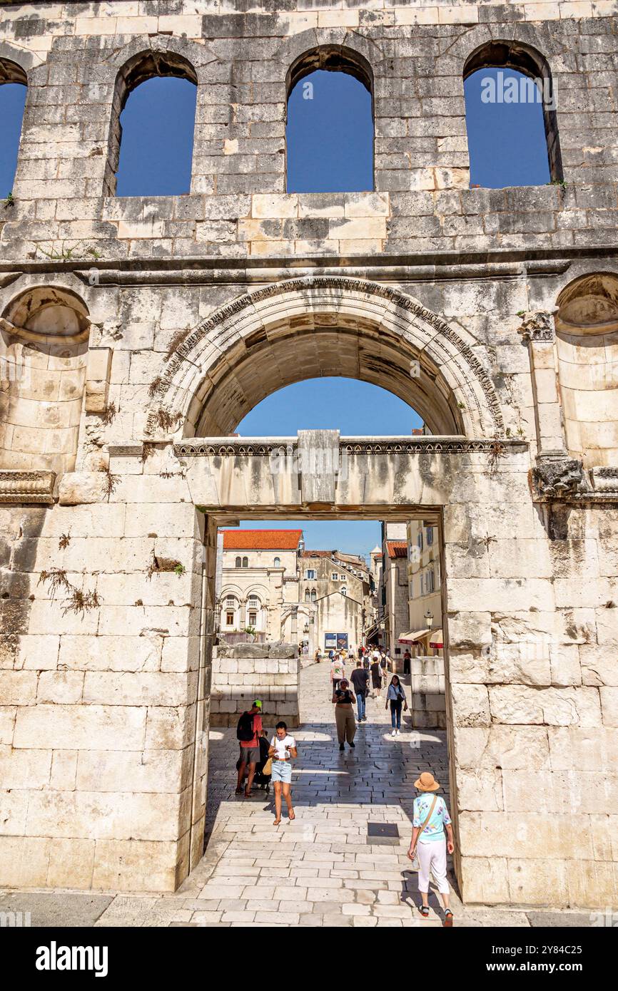 Spalato Croazia, città vecchia, porta d'argento Srebrena vrata, monumento storico, Palazzo di Diocleziano ingresso Dioklecijanova palaca, dettagli architettonici romani, CR Foto Stock