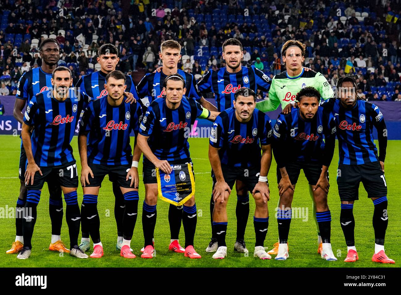 GELSENKIRCHEN, GERMANIA - 2 OTTOBRE: Odilon Kossounou di Atalanta BC, Raoul Bellanova di Atalanta BC, Charles De Ketelaere di Atalanta BC, Berat Djimsiti di Atalanta BC, Marco Carnesecchi di Atalanta BC, Davide Zappacosta di Atalanta BC, Lazar Samardzic di Atalanta BC, Marten de Roon di Atalanta BC, Sead Kolasinac, Ederson di Atalanta BC e Ademola Lookman di Atalanta BC posano per una foto della squadra prima della partita di UEFA Champions League 2024/25 fase MD2 tra FC Shakhtar Donetsk e Atalanta BC all'Arena AufSchalke il 2 ottobre 2024 a Gelsenkirchen, Germania. (Foto di Ren Foto Stock