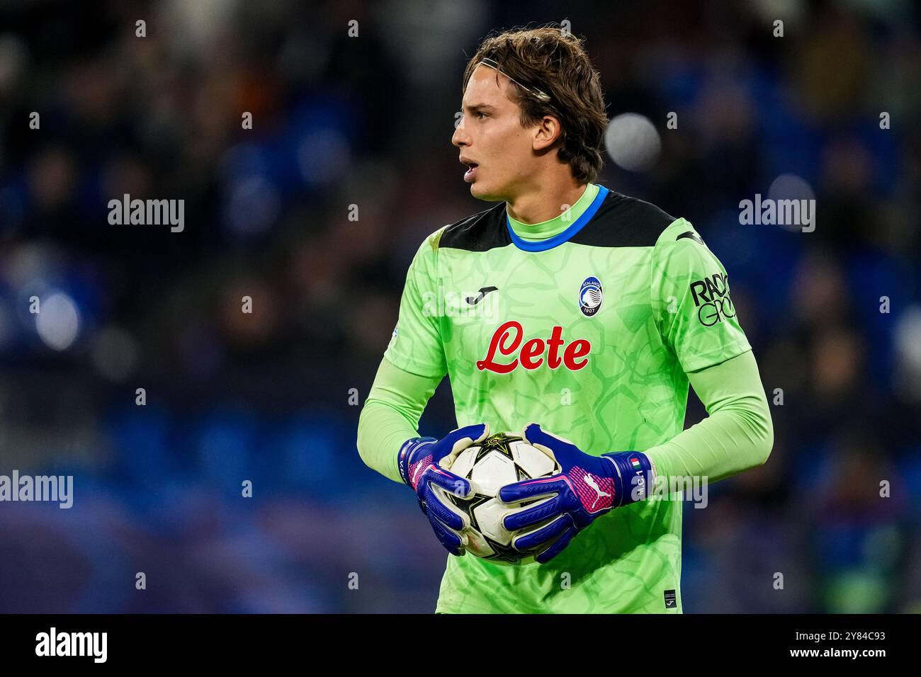 GELSENKIRCHEN, GERMANIA - 2 OTTOBRE: Marco Carnesecchi dell'Atalanta BC tiene il pallone durante la partita di UEFA Champions League 2024/25 di fase MD2 tra FC Shakhtar Donetsk e Atalanta BC all'Arena AufSchalke il 2 ottobre 2024 a Gelsenkirchen, Germania. (Foto di Rene Nijhuis) Foto Stock