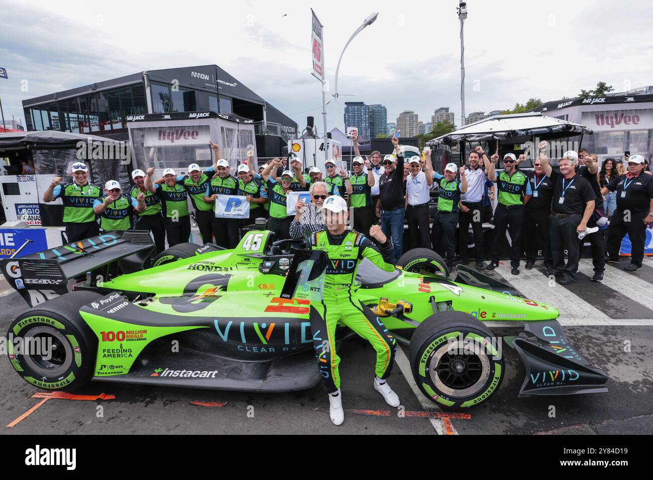 CHRISTIAN LUNGAARD (45) di Hedensted, Danimarca, festeggia in pista la vittoria dopo aver vinto l'Honda Indy Toronto a Toronto, ON, CAN Foto Stock