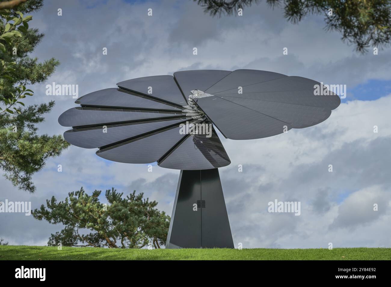Impianto solare a forma di fiore, Smartflower, Autostadt Volkswagen, Wolfsburg, bassa Sassonia, Germania, Europa Foto Stock