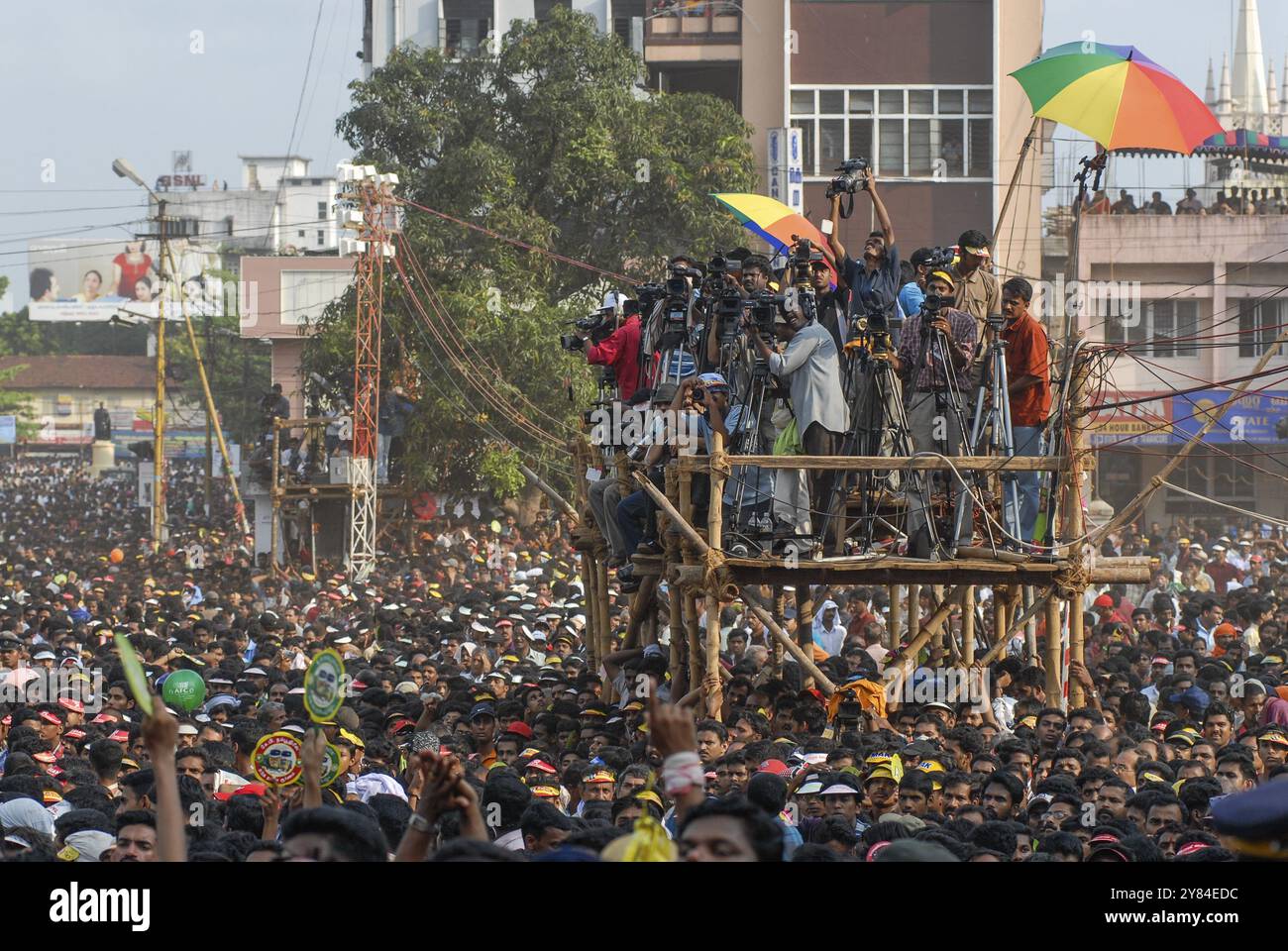 Folla, folla, impalcature di bambù sovraffollate con giornalisti e fotografi, stampa, Hindu Pooram festival, Thrissur, Kerala, India del Sud, India, A. Foto Stock