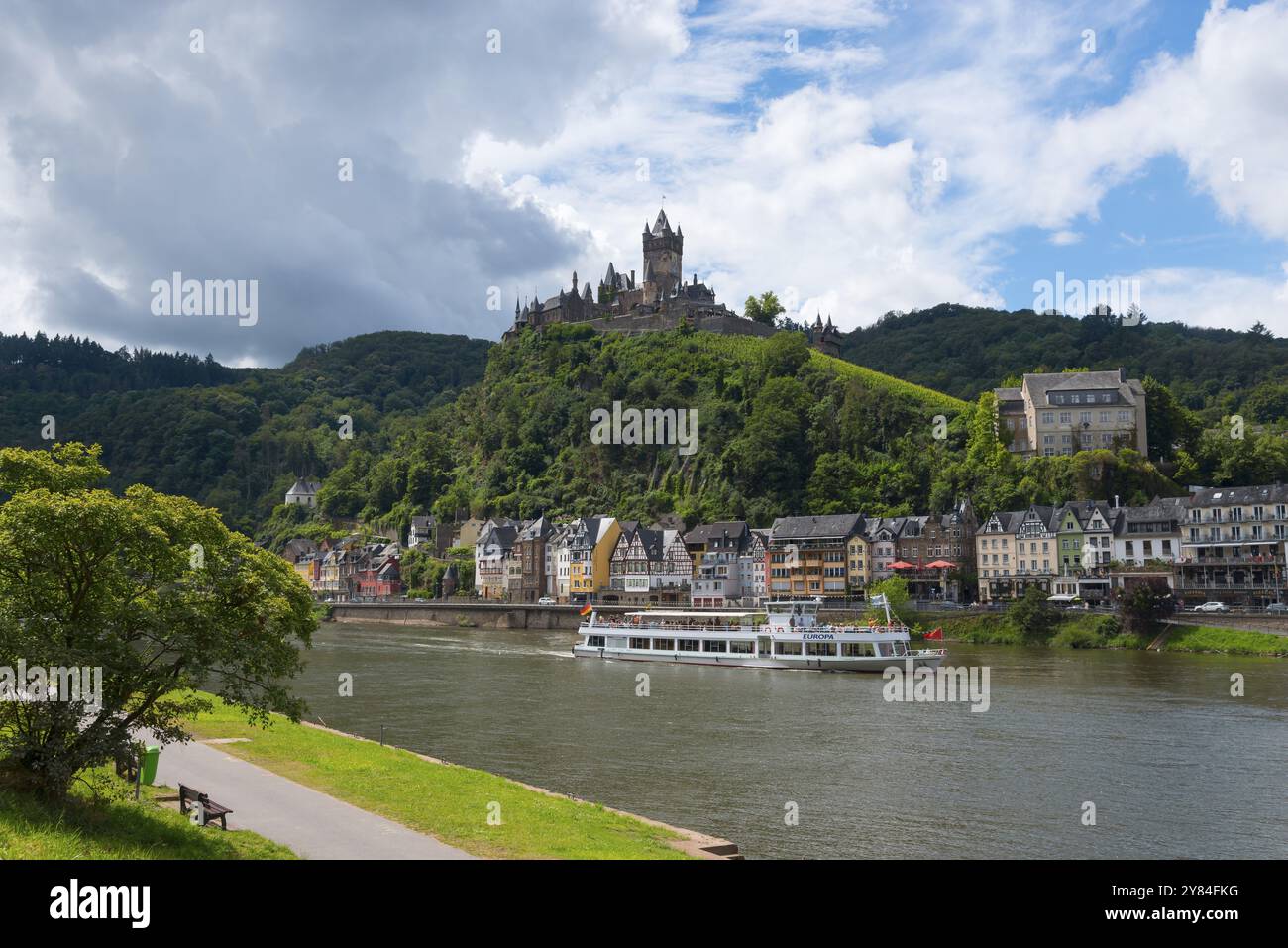 Vivace città con un castello su una collina e navi sul fiume, che circonda la natura verde e le nuvole nel cielo, Reichsburg, Cochem, Cochem-Zell, Mosella, Foto Stock