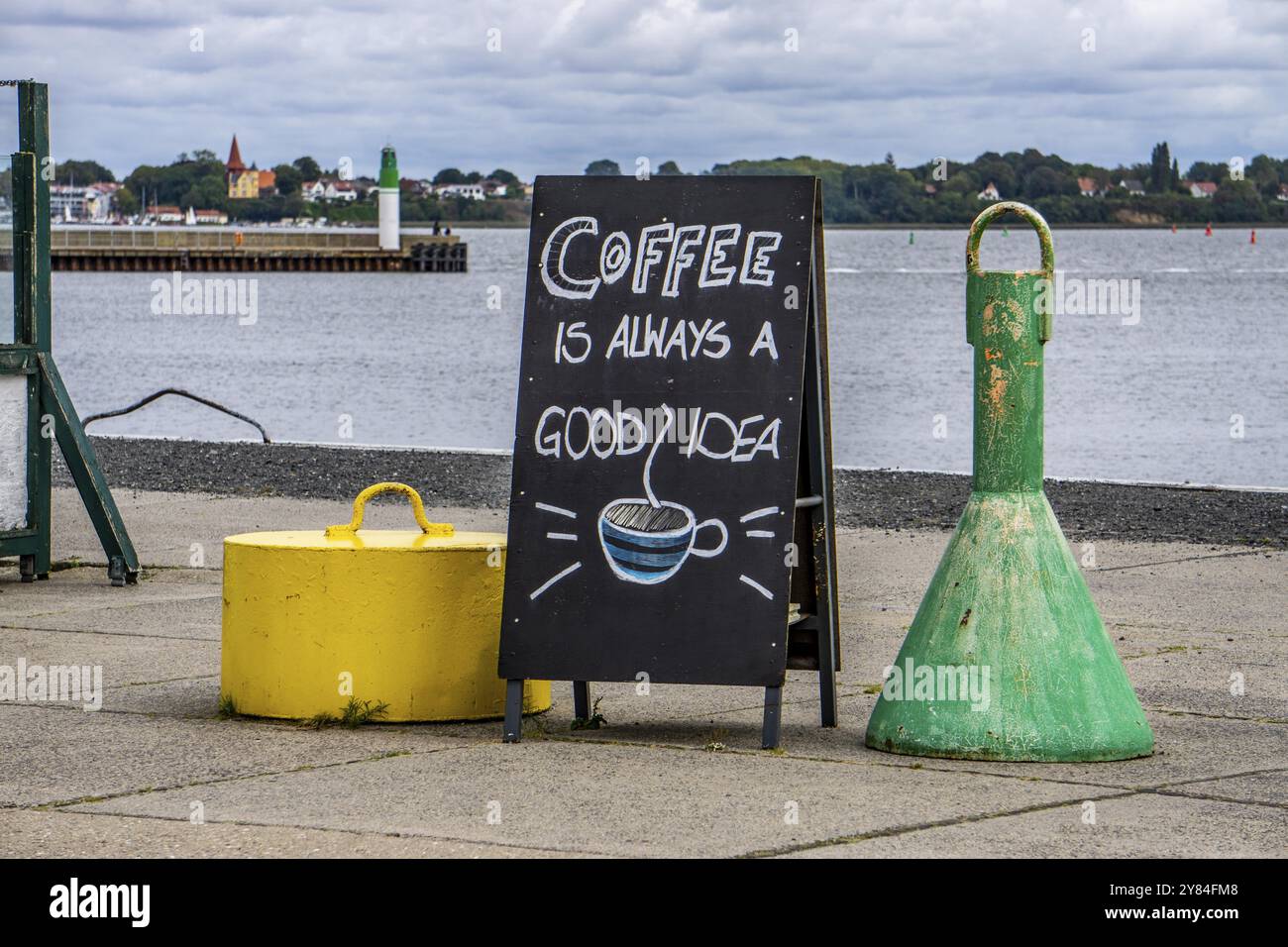 Cartello pubblicitario di un caffè nel porto cittadino di Stralsund, il caffè è sempre una buona idea, Meclemburgo-Vorpommern, Germania, Europa Foto Stock Cartello pubblicitario di un caffè nel porto cittadino di Stralsund, il caffè è sempre una buona idea, Meclemburgo-Vorpommern, Germania, Europa Foto Stock