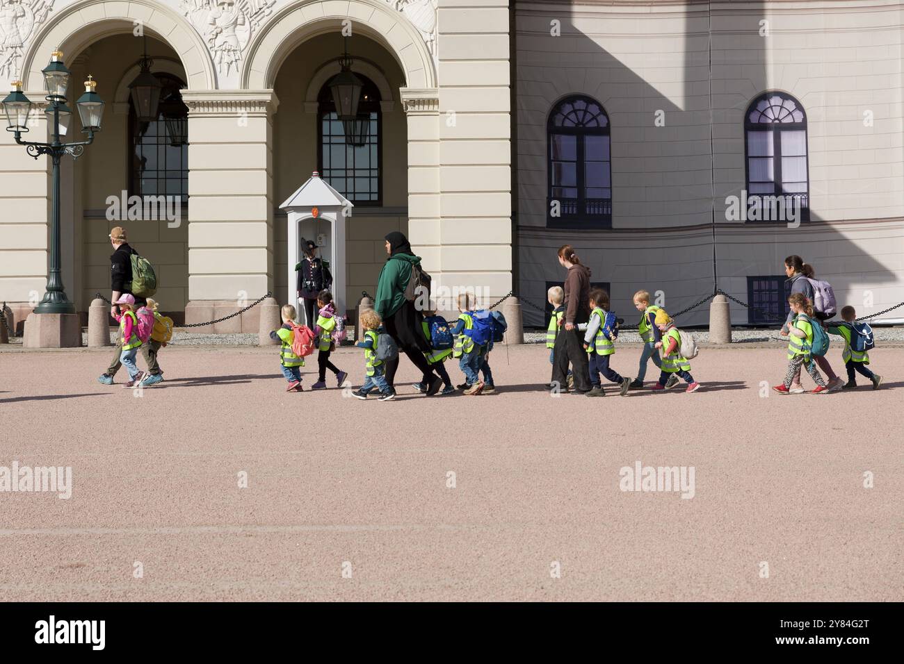 Lezione di scuola in visita al Palazzo reale, Oslo, Norvegia, Europa Foto Stock
