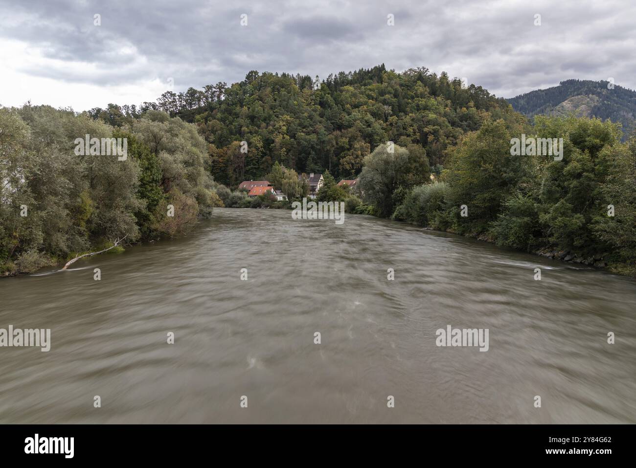 Paesaggio fluviale autunnale, fiume Mur, Leoben, Stiria, Austria, Europa Foto Stock