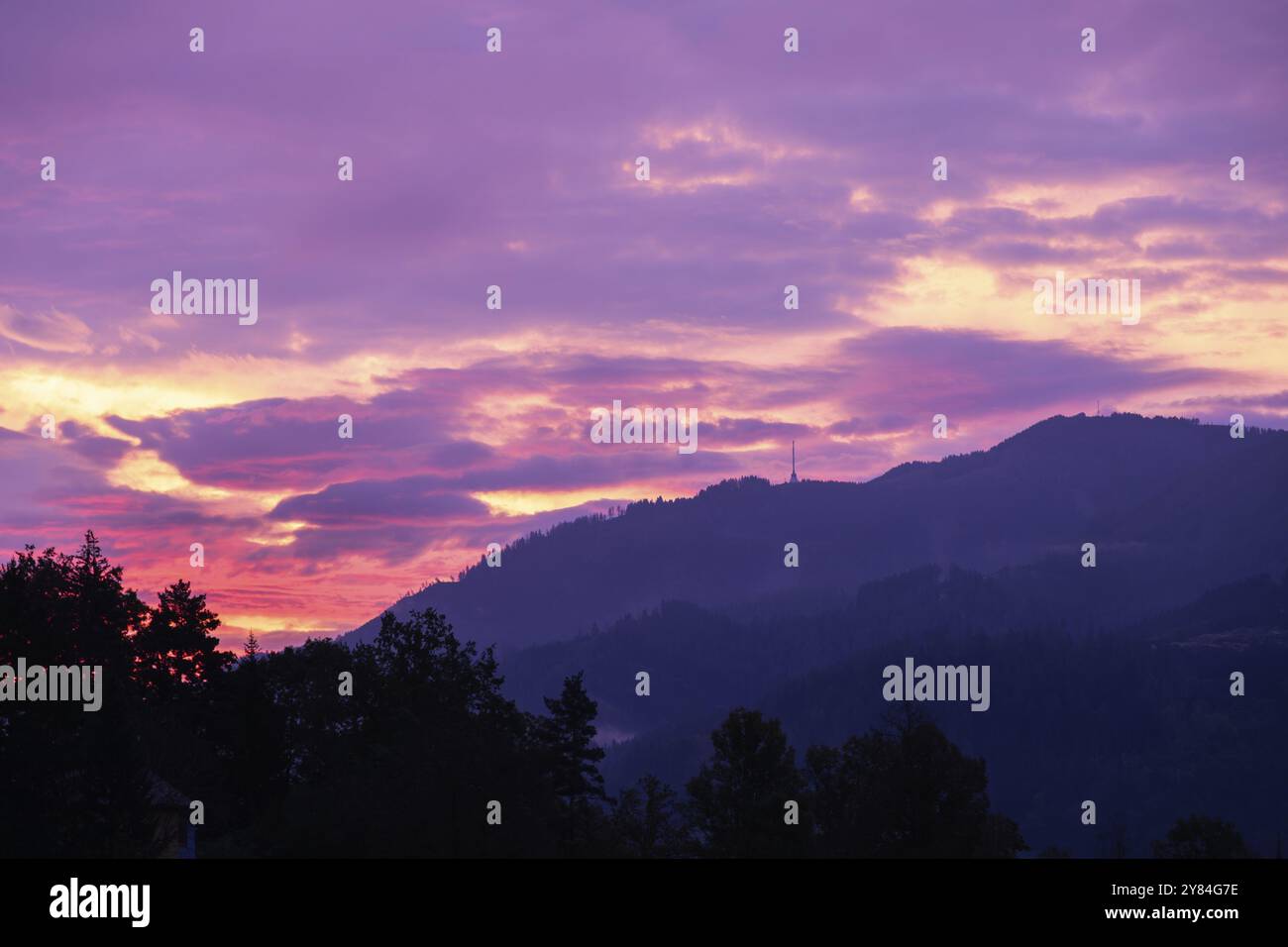 Atmosfera nuvolosa di fronte all'alba, all'alba sulla catena montuosa, Berg Mugel, Leoben, Stiria, Austria, Europa Foto Stock