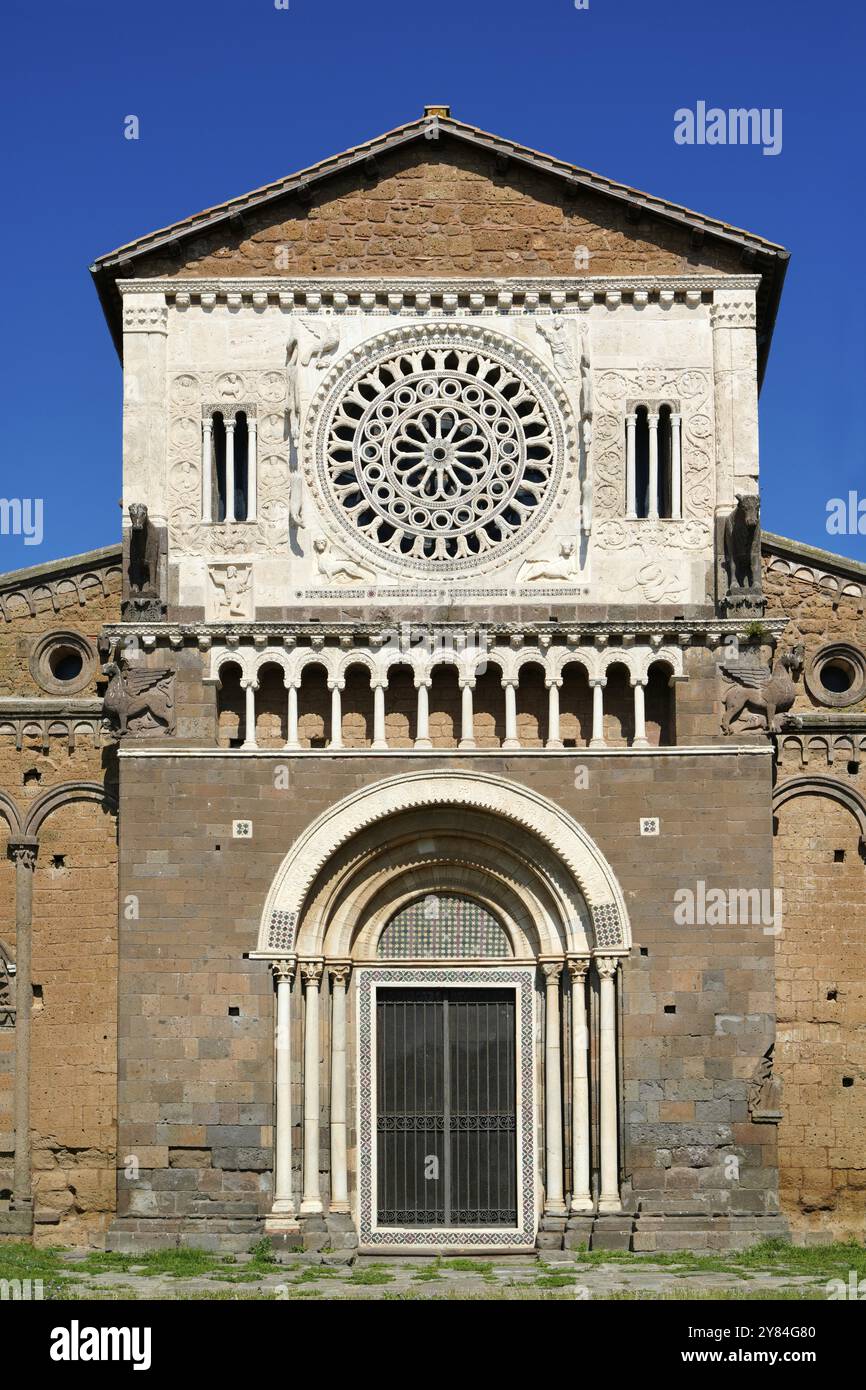 Facciata della chiesa, Basilica di San Pietro, chiesa cattolica romana, Tuscania, provincia di Viterbo, regione Lazio, Italia, Europa Foto Stock