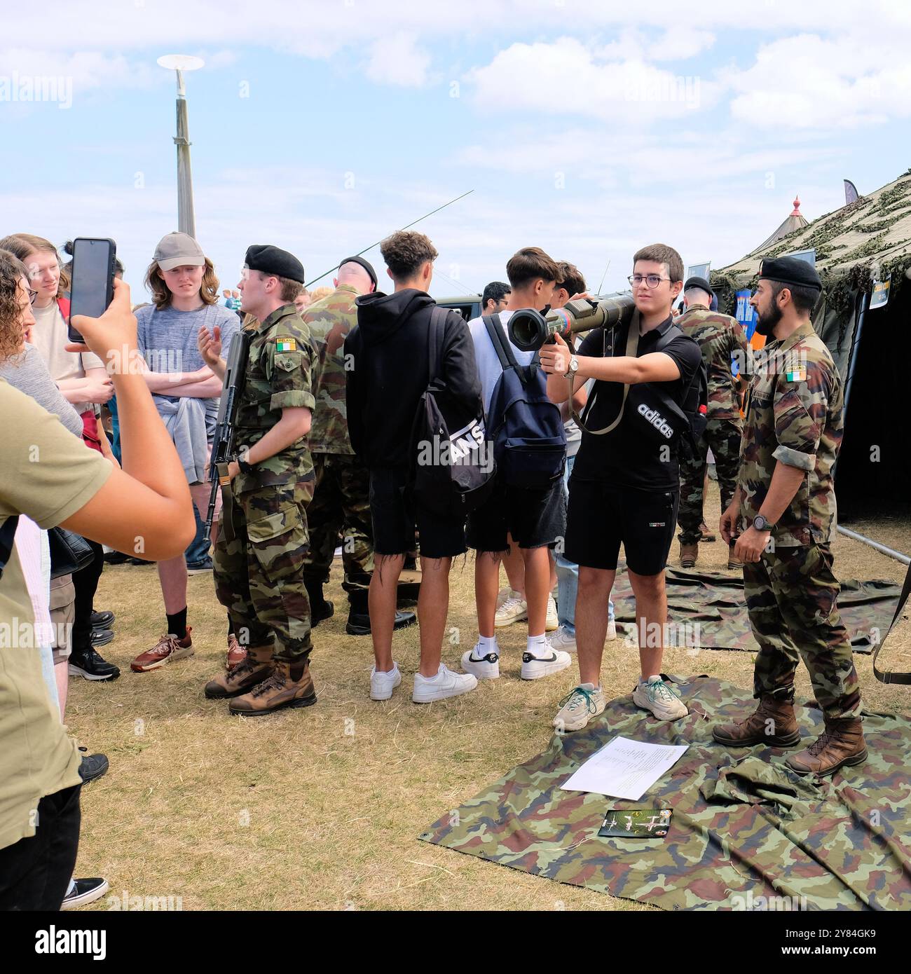 2024 Bray Air display, Bray, County Wicklow, Irlanda; membro delle Irish Defence Forces con uno spettatore e uno SRAAW un cannone a corto raggio anti-armatura. Foto Stock