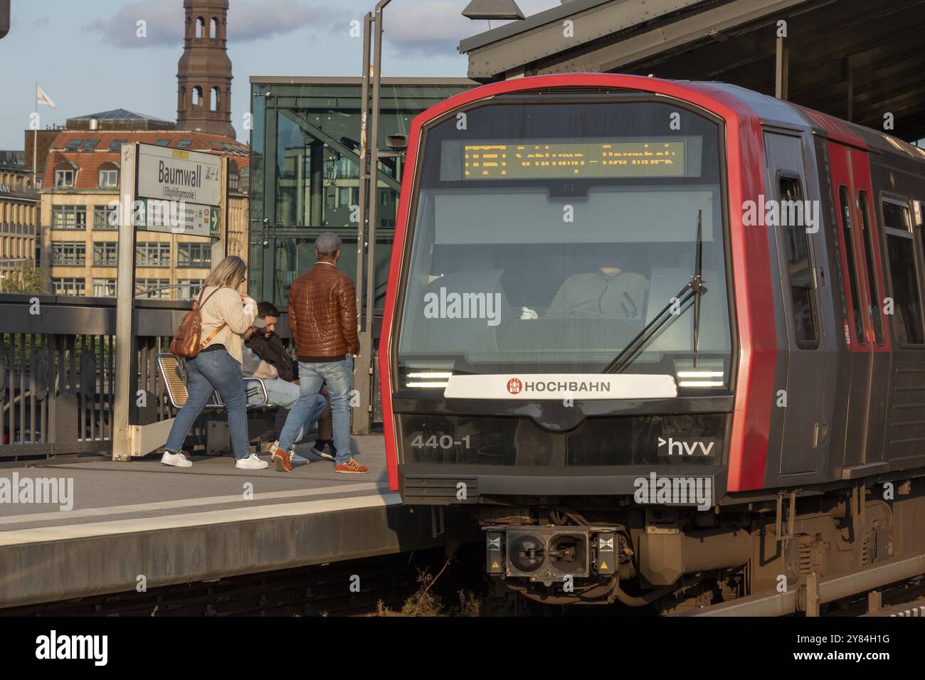 Metropolitana, Hamburger Verkehrsverbund HVV, trasporto locale, treno della linea metropolitana U3 alla piattaforma della stazione di Baumwall, Amburgo, Germania, E. Foto Stock