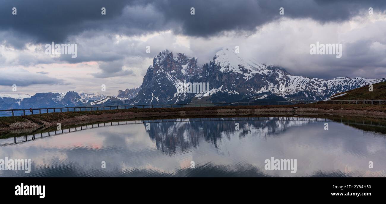 Serbatoio dell'acqua sull'Alpe di Siusi nelle Dolomiti in alto Adige, Italia, Europa Foto Stock