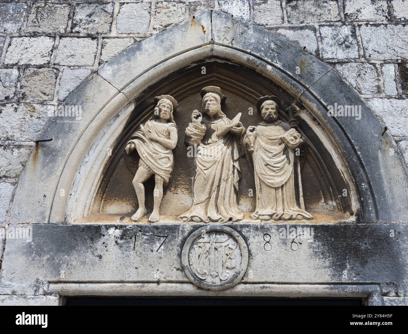 Scultura con figure di santi, città vecchia di Dubrovnik, Dalmazia, Croazia, Europa Foto Stock