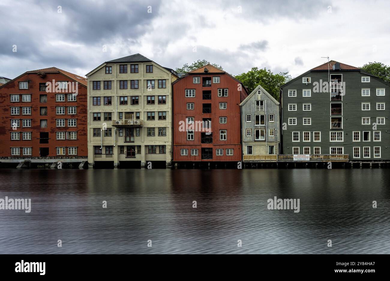 Vista dei magazzini sul fiume Nidelva a Trondheim, Norvegia, Europa Foto Stock