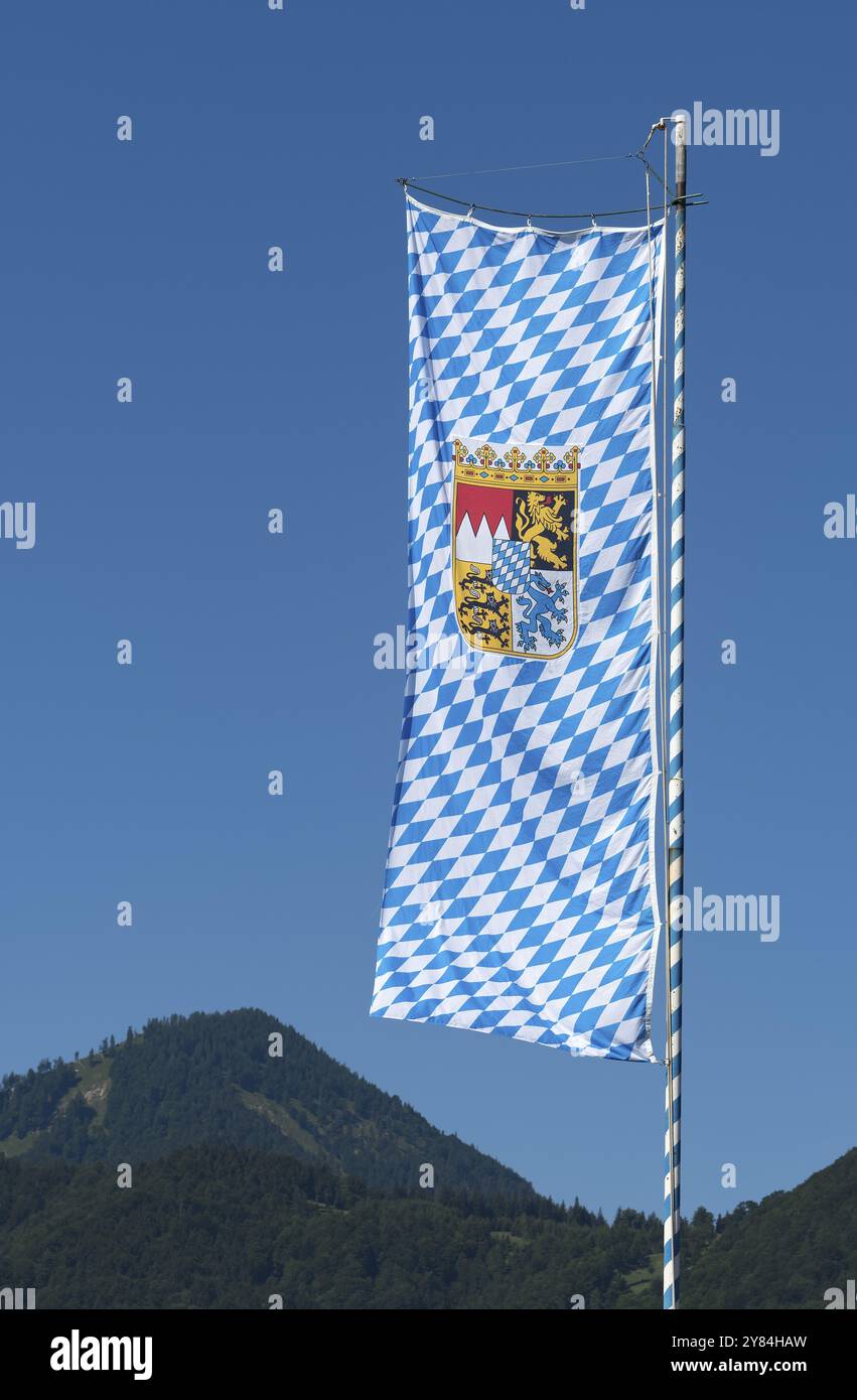 Bandiera bavarese con stemma, Aschau im Chiemgau, Baviera, Germania, Europa Foto Stock