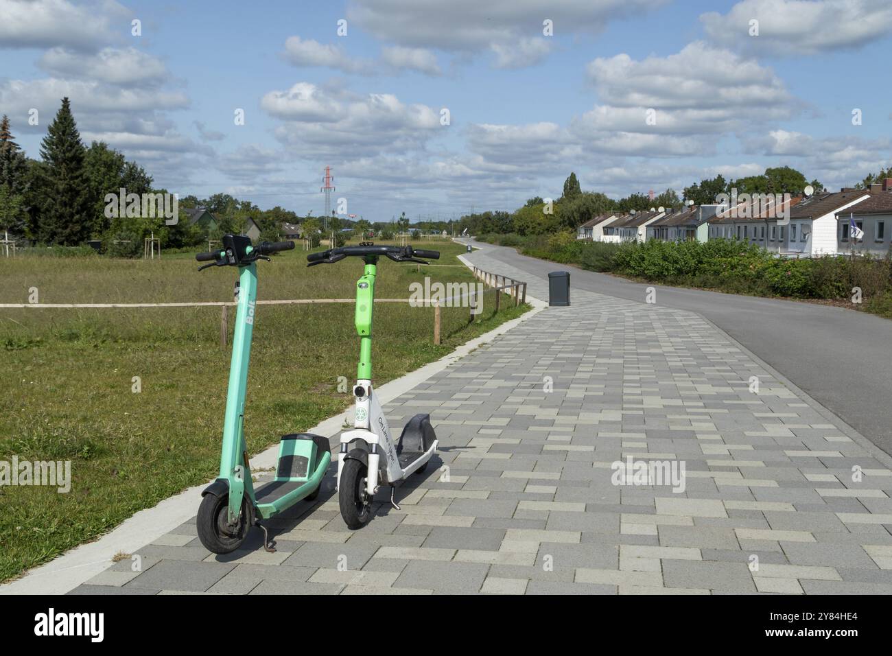 Sviluppo urbano, trasporti, mobilità, e-scooter Bolt e Lime nel parco estivo sul cavalcavia dell'autostrada A7 a Stellingen, Amburgo, Germania, Europ Foto Stock