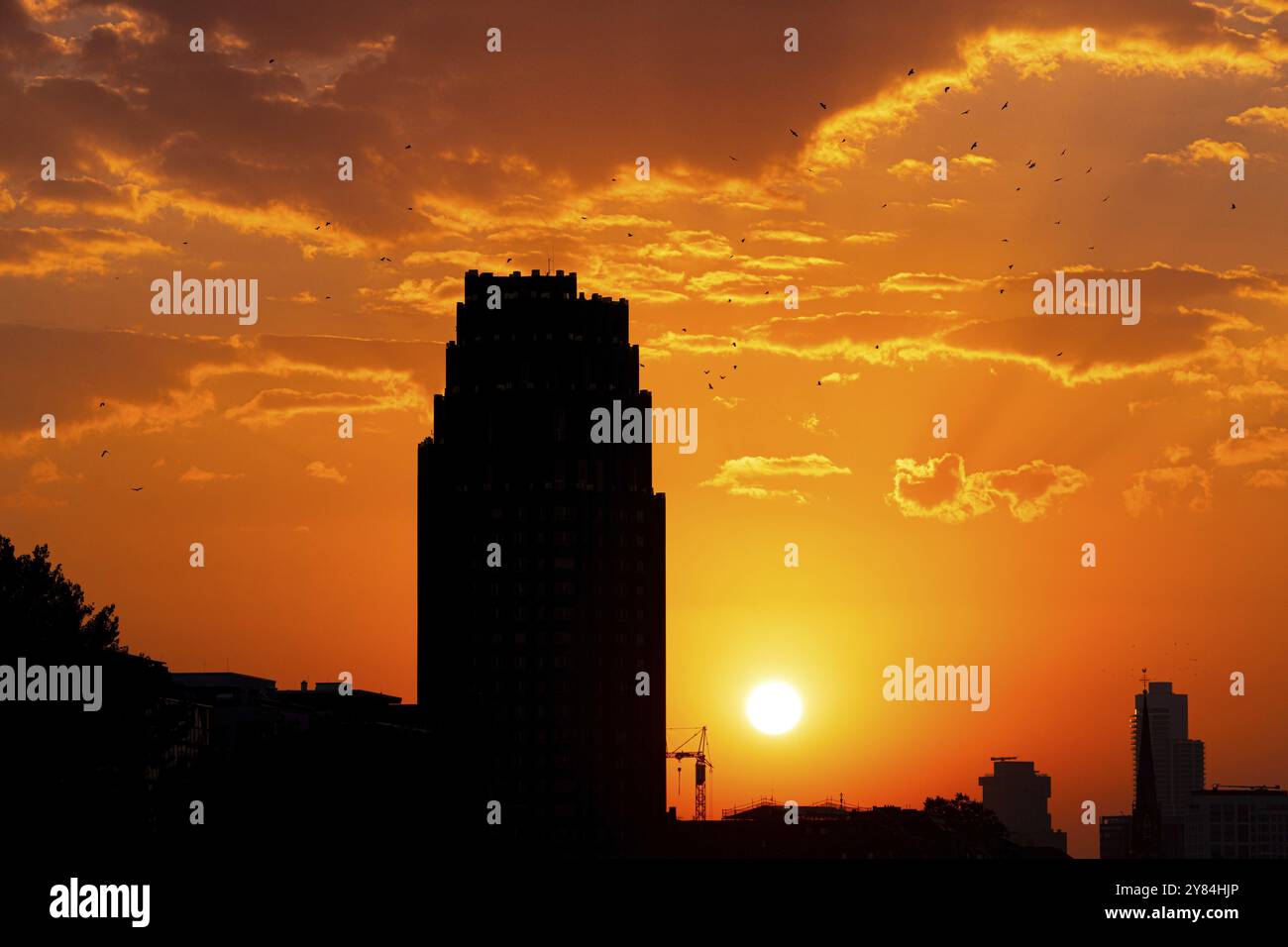 Il sole tramonta dietro l'hotel Mainplaza a Francoforte sul meno, Francoforte sul meno, Assia, Germania, Europa Foto Stock