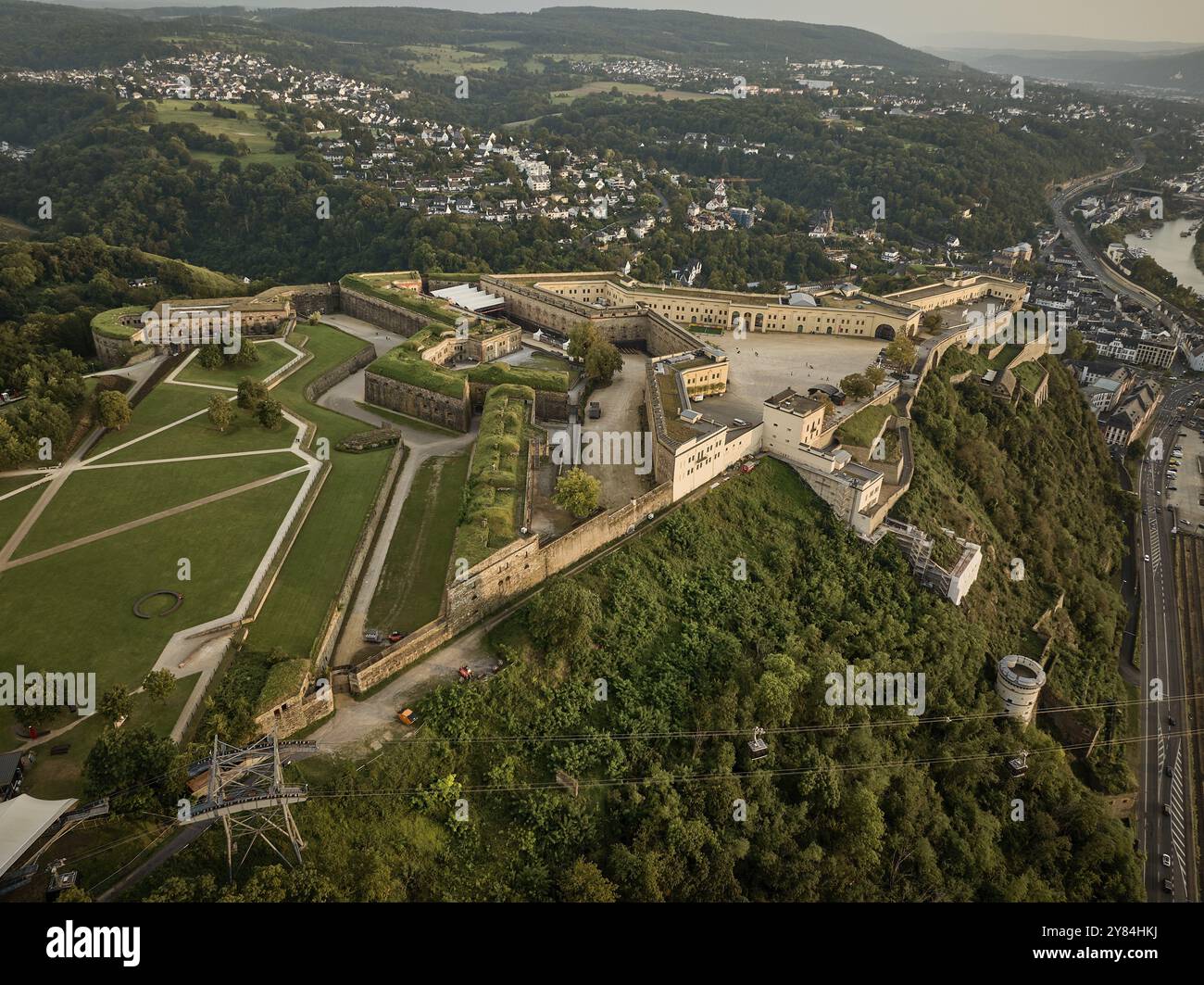 La fortezza di Ehrenbreitstein si trova a 118 metri sopra il Reno, di fronte alla foce della Mosella con il Deutsches Eck a Coblenza. Ehrenbreitstein F. Foto Stock