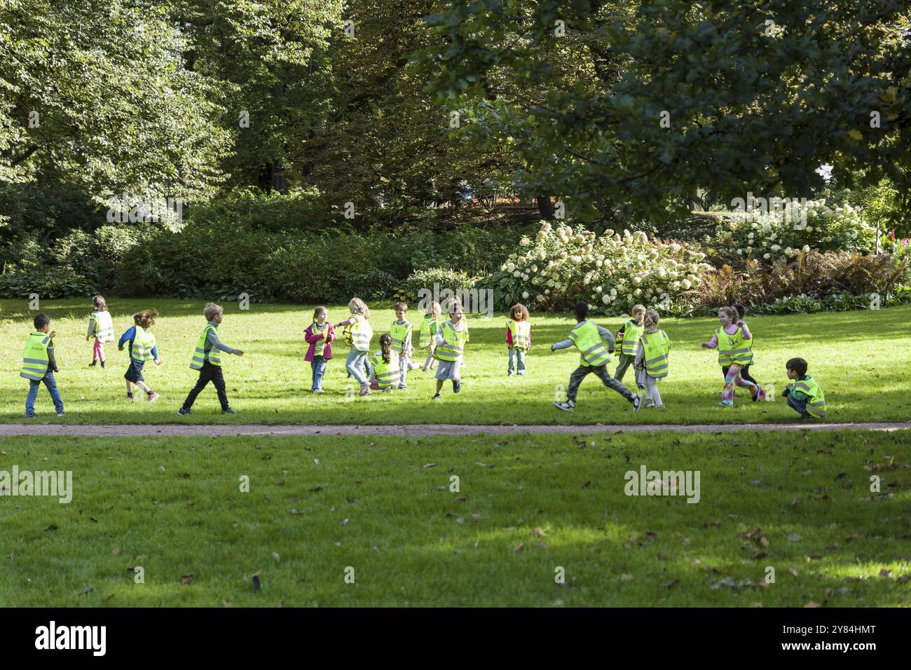 Scolari che giocano nel parco del castello, Oslo, Norvegia, Europa Foto Stock