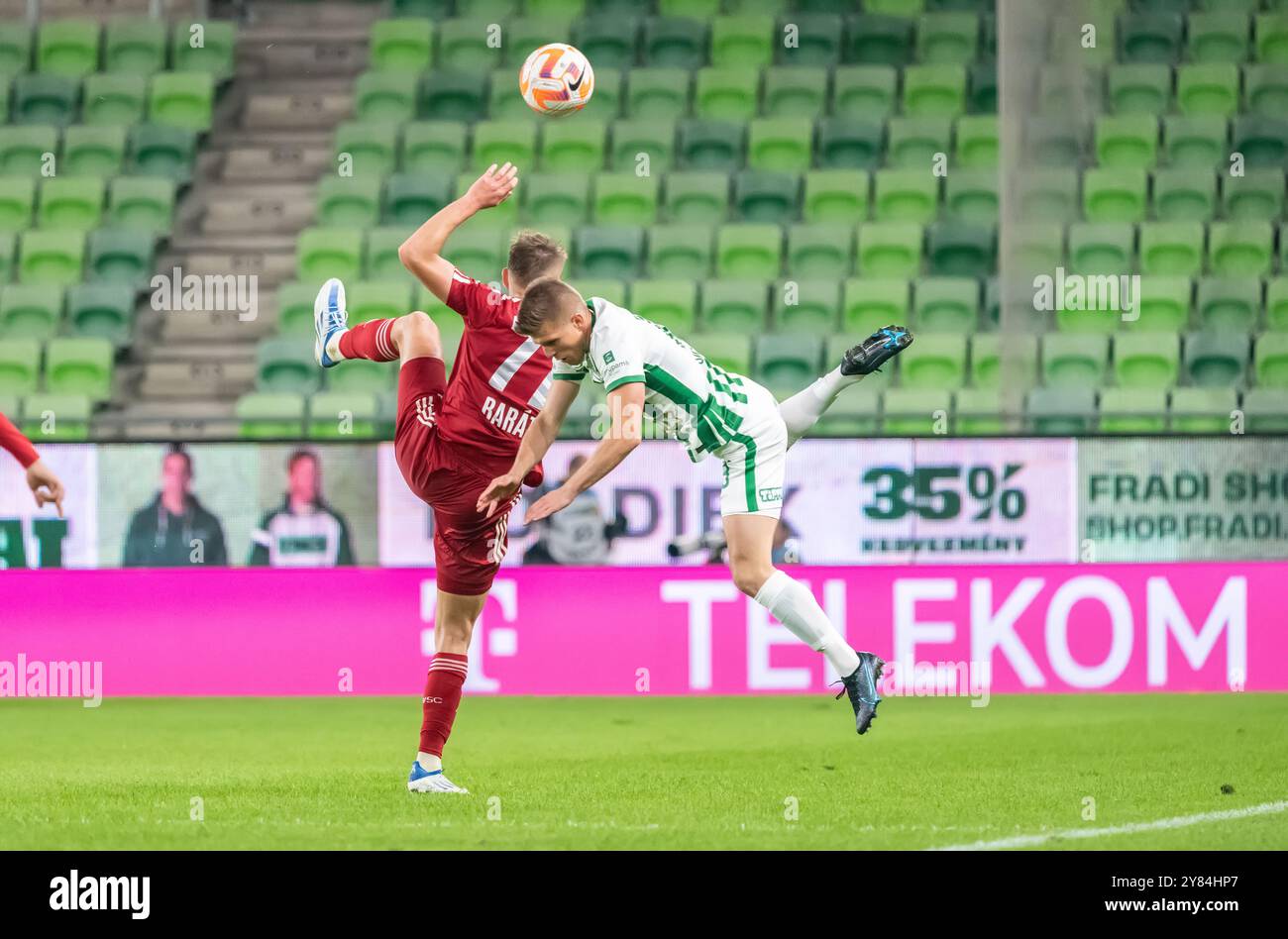 Budapest, Ungheria – 9 ottobre 2022. Il centrocampista del Debrecen Peter Barath e il centrocampista del Ferencvaros David Siger eseguono un colpo di testa durante la Liga ungherese Foto Stock