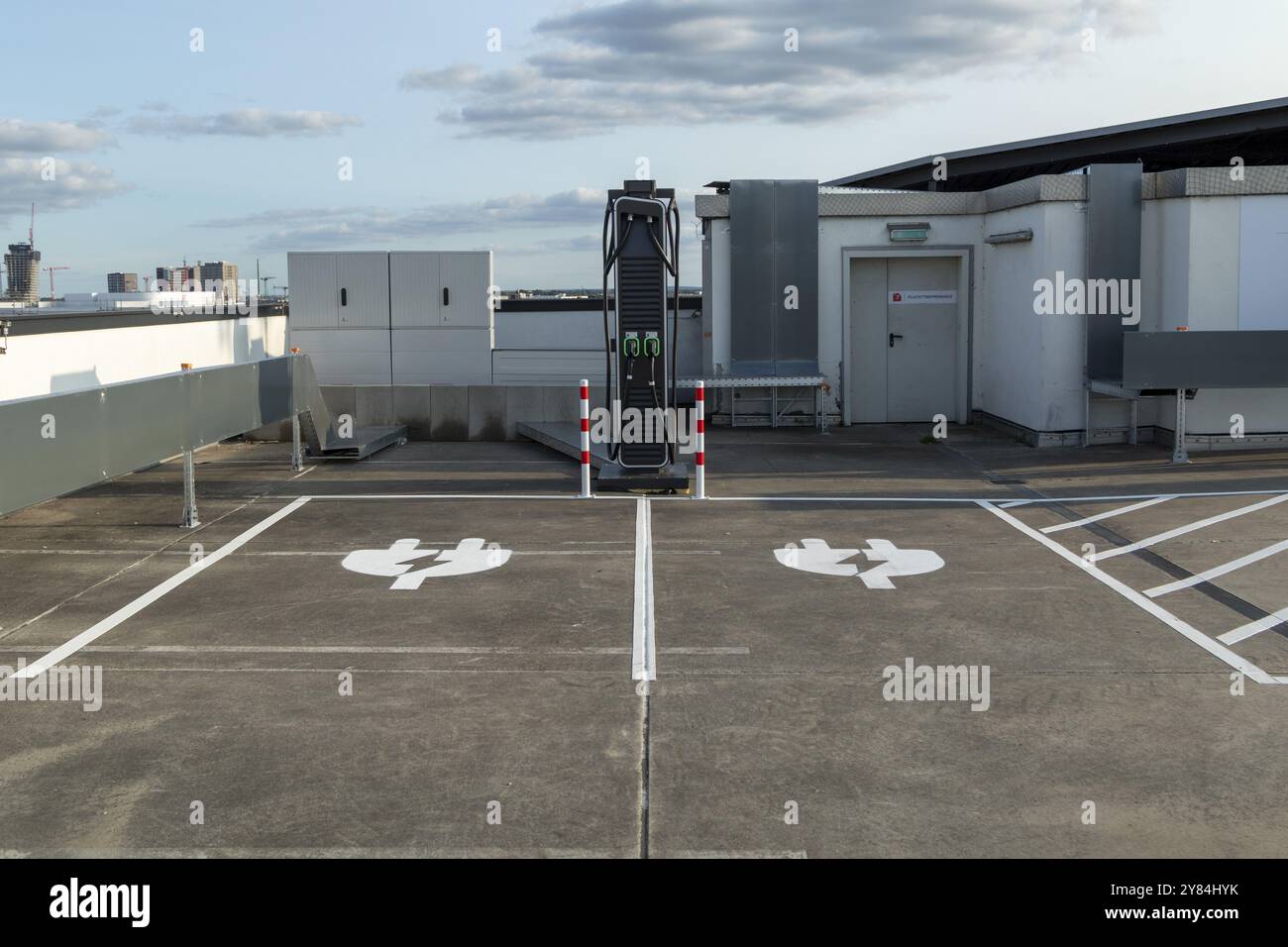 Mobilità, ricarica elettronica Amburgo, stazione di ricarica, stazione di ricarica per veicoli elettrici sul ponte del parcheggio del MediaMarkt Tech Village, Amburgo, Germa Foto Stock