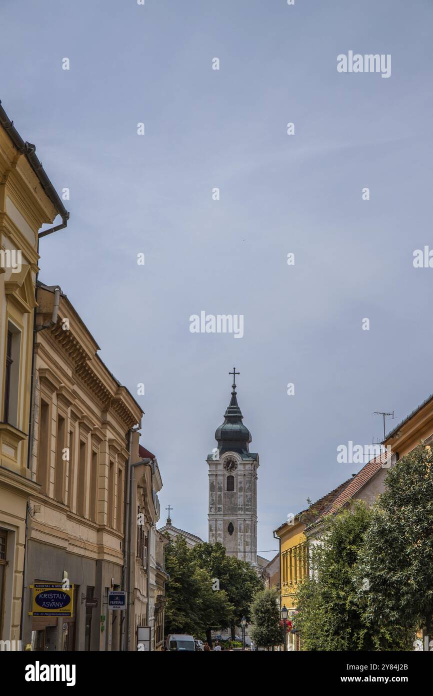 Splendida città e strada con la chiesa di San Francesco. Centro storico di giorno. Tempo estivo nella città di cinque chiese, Pecs, Ungheria, Euro Foto Stock