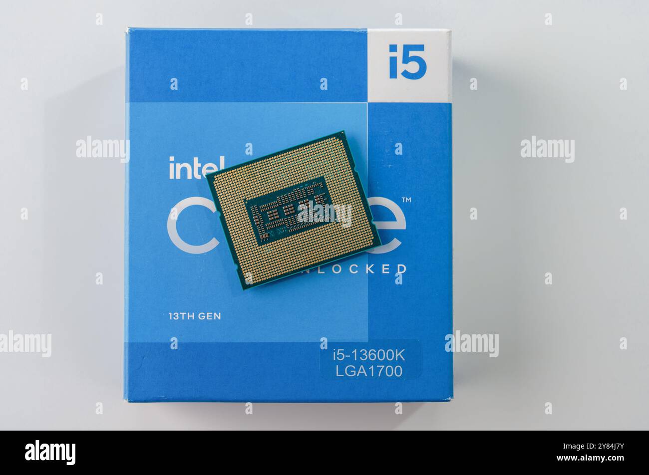 Dicembre 2023, Tallinn, Estonia. Intel I5. Primo piano di una moderna CPU dell'unità di elaborazione centrale su sfondo blu. Foto Stock